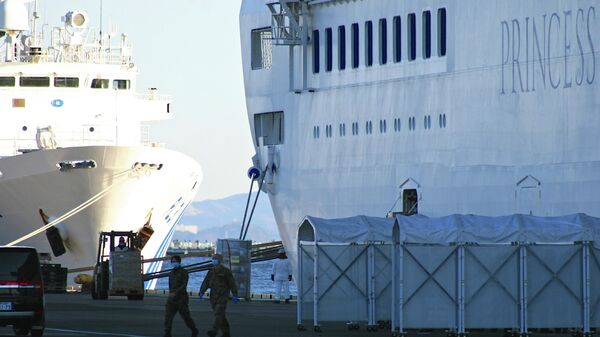 Лайнер Diamond Princess на рейде в порту Йокогама