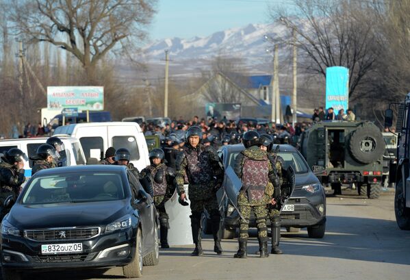 Казахстанский ОМОН блокирует дорогу после конфликта в Масанчи, недалеко от границы с Казахстаном