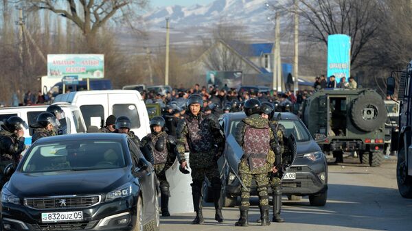 Казахстанский ОМОН блокирует дорогу после конфликта в Масанчи, недалеко от границы с Казахстаном