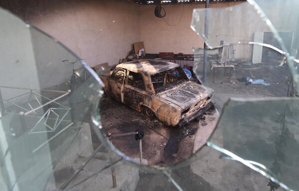 Сгоревшая машина  в селе Блас-Батыр, в 250 км от Алматы, где прошли бесполрядки
