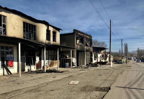 Здания, которые были сожжены во время серии столкновений в селе Масанчи в южной Жамбылской области, Казахстан, 8 февраля 2020