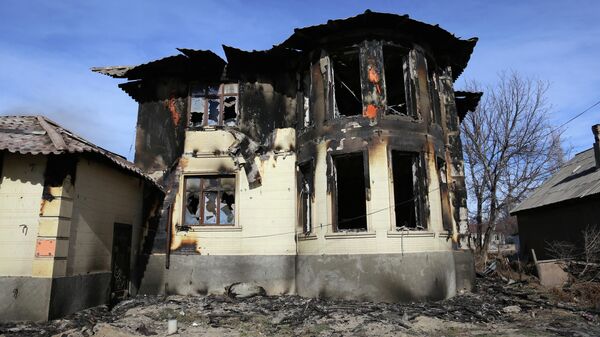 Сгоревший дом после недавней серии столкновений в селе в южной Жамбылской области, Казахстан, 8 февраля 2020 