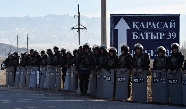 Полиция стоит вдоль дороги у села Масанчи в 250 км от Алматы