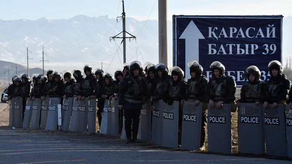 Полиция стоит вдоль дороги у села Масанчи в 250 км от Алматы