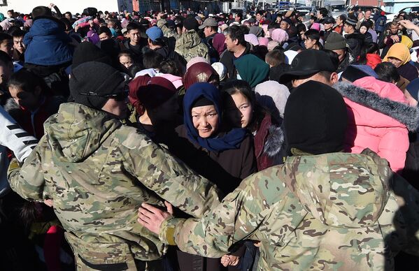 Этнические дунгане собираются пересекать границу из Казахстана в Кыргызстан около города Токмак, примерно в 60 км от Бишкека