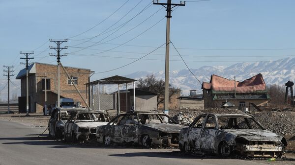 Сгоревшие машины на улице в селе Блас-Батыр в 250 километрах от Алматы 8 февраля 2020 