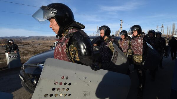 Полицейские идут по дороге возле села Масанчи в 250 км от Алматы 8 февраля 2020 