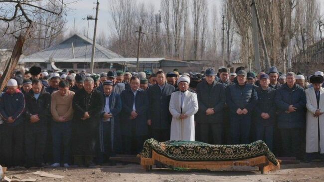 Вице-премьер Казахстана Бердибек Сапарбаев, аким области Аскар Мырзахметов и первый зампредседателя АНК Жансеит Туймебаев присутствуют на похоронах в селе Масанчи