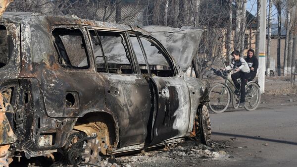 Сгоревшая машина после беспорядков в селе Блас-Батыр в 250 км от Алматы, Казахстан. 8 февраля 2020 