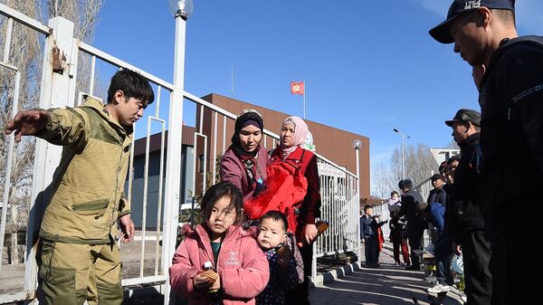 Этнические дунгане пересекают границу из Казахстана в Кыргызстан около города Токмак в 60 км от Бишкека. 8 февраля 2020  