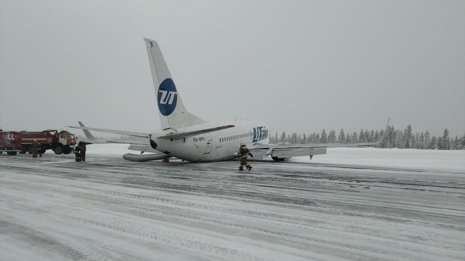 Самолет UTair совершил жесткую посадку в аэропорту Усинска. 9 февраля 2020 - РИА Новости, 1920, 09.02.2020