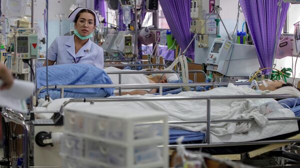 Медсестра в отделении скорой помощи с жертвами массовой стрельбы в Корате, Накхонратчасима, Таиланд. 9 февраля 2020
