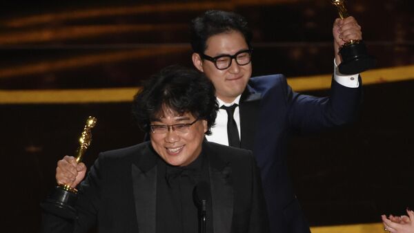 Пон Чжун Хо (слева) и Хан Джин Вон получили премию Оскар за лучший оригинальный сценарий к фильму Паразиты