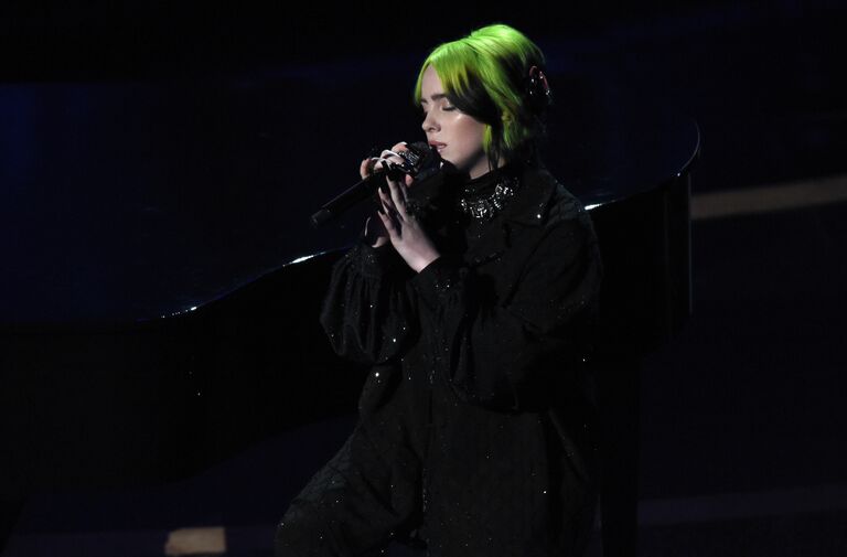 Билли Айлиш во время выступления на церемонии вручения премии Оскар