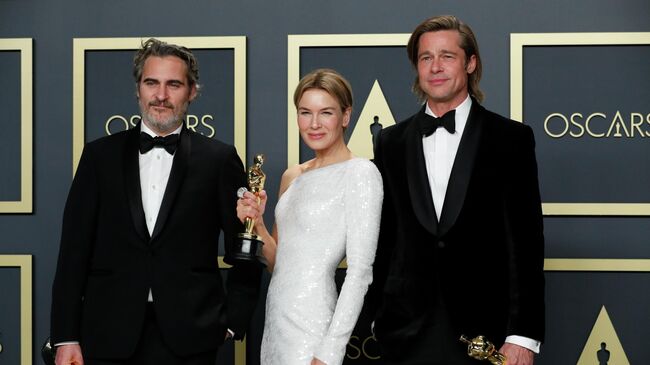 Хоакин Феникс, Рене Зельвегер и Бред Питт на церемонии вручения премии Оскар