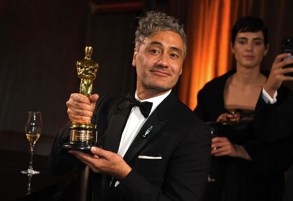 Актер, кинорежиссер, сценарист, продюсер и комик Тайка Вайтити на церемонии вручения премии Оскар