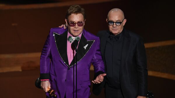 Элтон Джон и Берни Топин на церемонии вручения премии Оскар