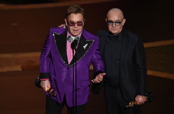 Элтон Джон и Берни Топин на церемонии вручения премии Оскар