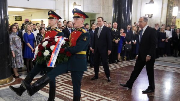 Министр иностранных дел РФ Сергей Лавров возлагает цветы к памятным доскам в вестибюле здания МИД в Москве по случаю Дня дипломатического работника. 10 февраля 2020