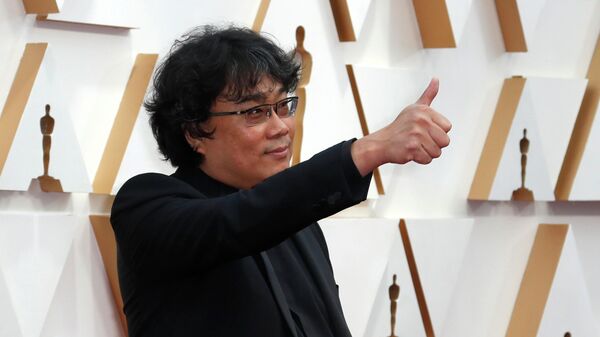 Режиссер Пон Чжун Хо на красной дорожке церемонии вручения премии Оскар