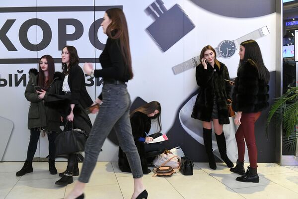 Участницы перед началом кастинга Мисс Россия 2020 в торговом центре Метрополис в Москве