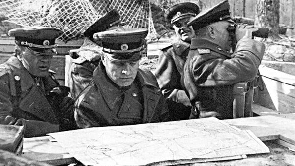 Начальник артиллерии 1-го Белорусского фронта генерал-полковник артиллерии В.И. Казаков (в центре) на наблюдательном пункте. Берлинская операция. Германия, май 1945 г. 