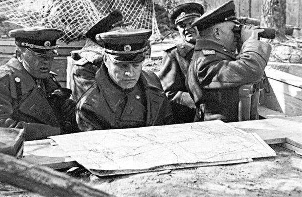Начальник артиллерии 1-го Белорусского фронта генерал-полковник артиллерии В.И. Казаков (в центре) на наблюдательном пункте. Берлинская операция. Германия, май 1945 г. 