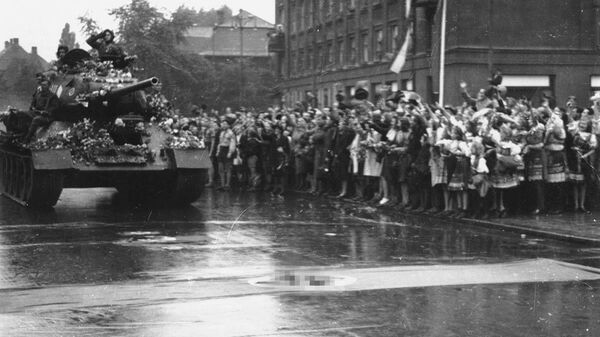 Население Чехословакии радостно встречает наших воинов - освободителей. Чехословакия, г. Прага, май 1945 г.