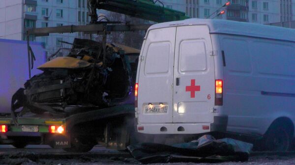 Последствия ДТП c участием микроавтобуса Mercedes-Benz и автомобиля такси на Кутузовском проспекте. 10 февраля 2020