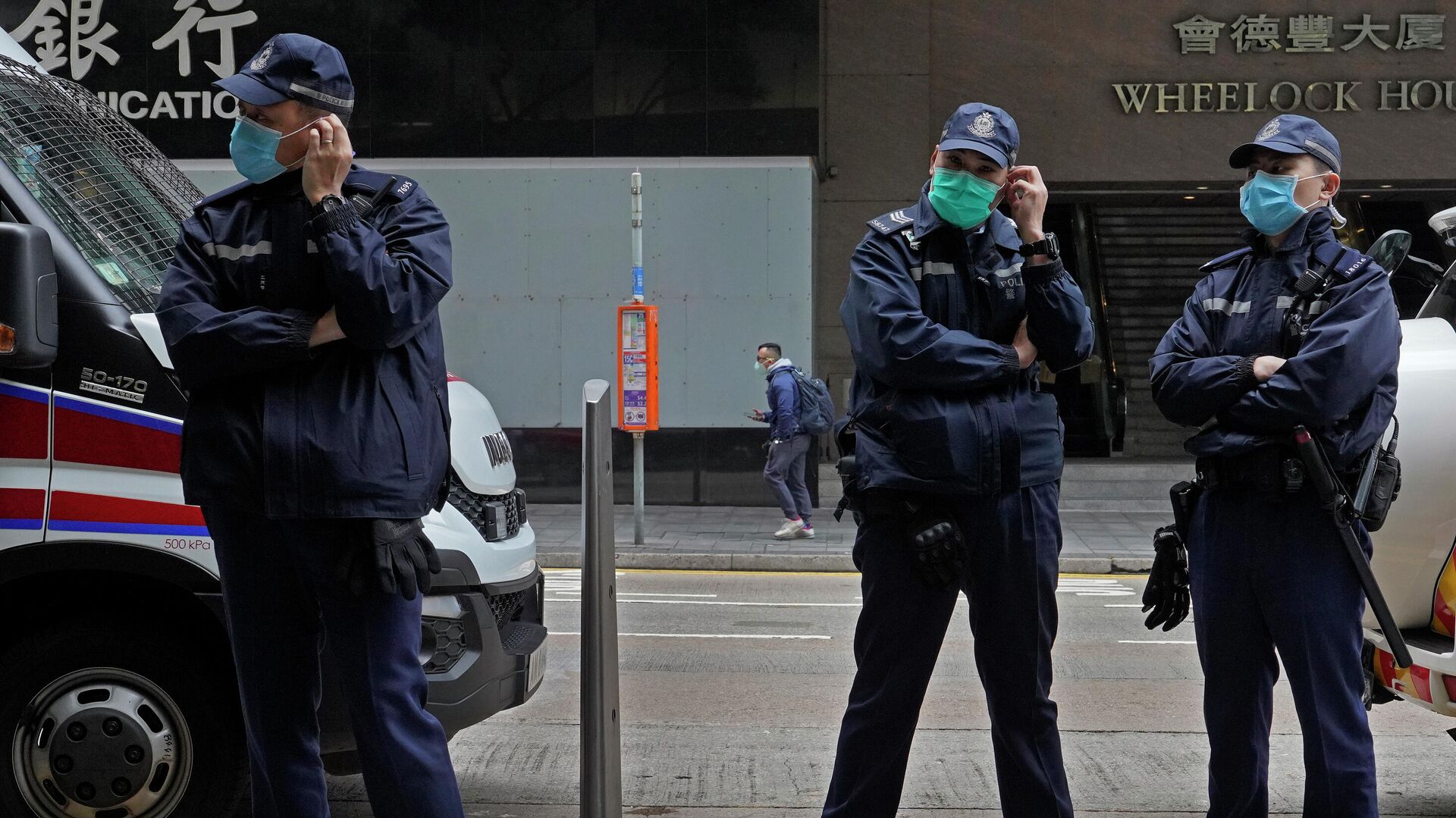 Полицейские в защитных масках на улице Гонконга - РИА Новости, 1920, 02.12.2021