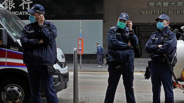Полицейские в защитных масках на улице Гонконга