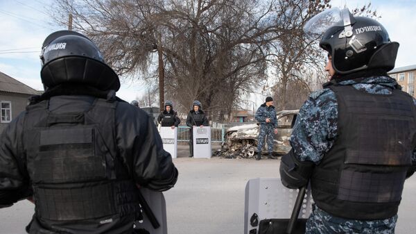 Сотрудники полиции на улице поселка Масанчи. В ночь на 8 февраля в Кордайском районе Жамбылской области Казахстана произошли массовые беспорядки, начавшие с драки жителей в селе Масанчи.