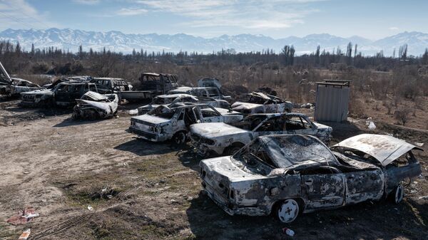 Автомобили, сожженные во время массовых беспорядков в Кордайском районе Жамбылской области Казахастана