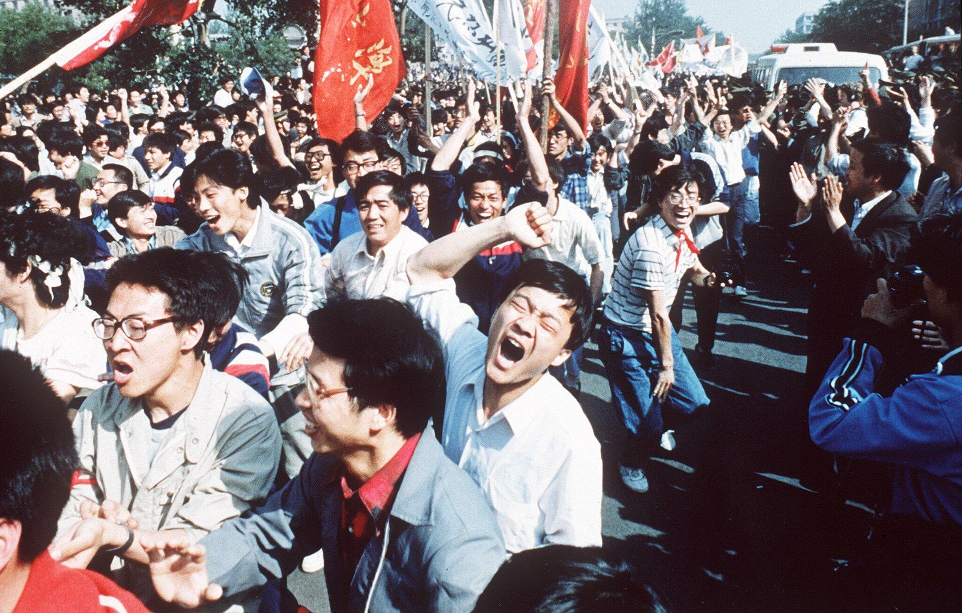 Студенческие демонстрации на площади Тяньаньмэнь в Пекине  - РИА Новости, 1920, 26.06.2021
