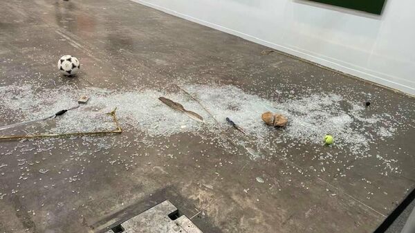 Разбившаяся инсталляция художника Габриэля Рико на выставке современного искусства Zona Maco в Мехико