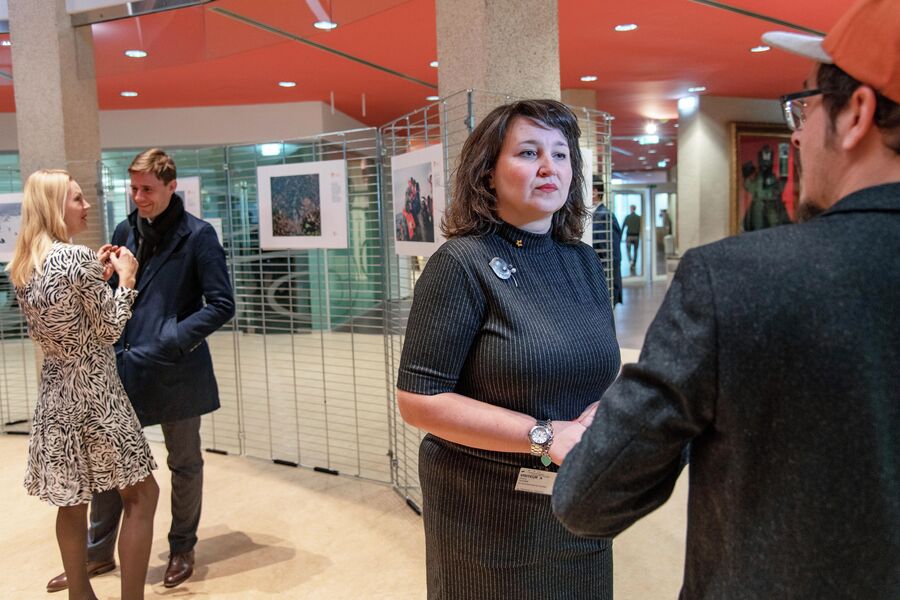 Оксана Олейник на выставке работ победителей конкурса в здании Европейского совета в Страсбурге