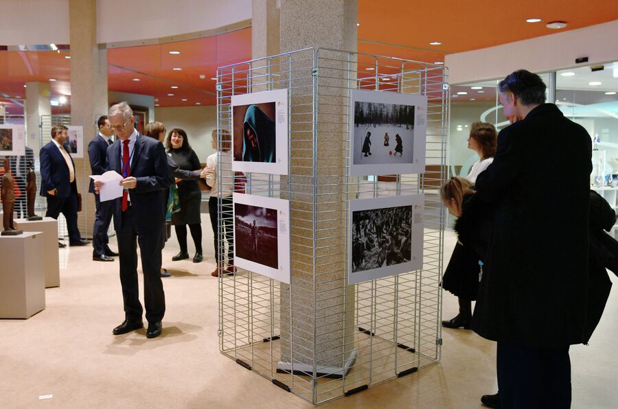 Посетители на выставке работ победителей Международного конкурса фотожурналистики имени Андрея Стенина в здании Европейского совета в Страсбурге