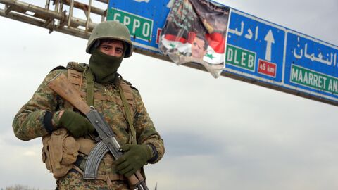 Военнослужащий Сирийской арабской армии в освобожденном от боевиков городе Мааррат-эн-Нууман 