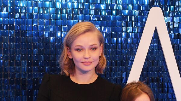 Актриса Юлия Пересильд с дочками на премьере фильма Лёд 2 