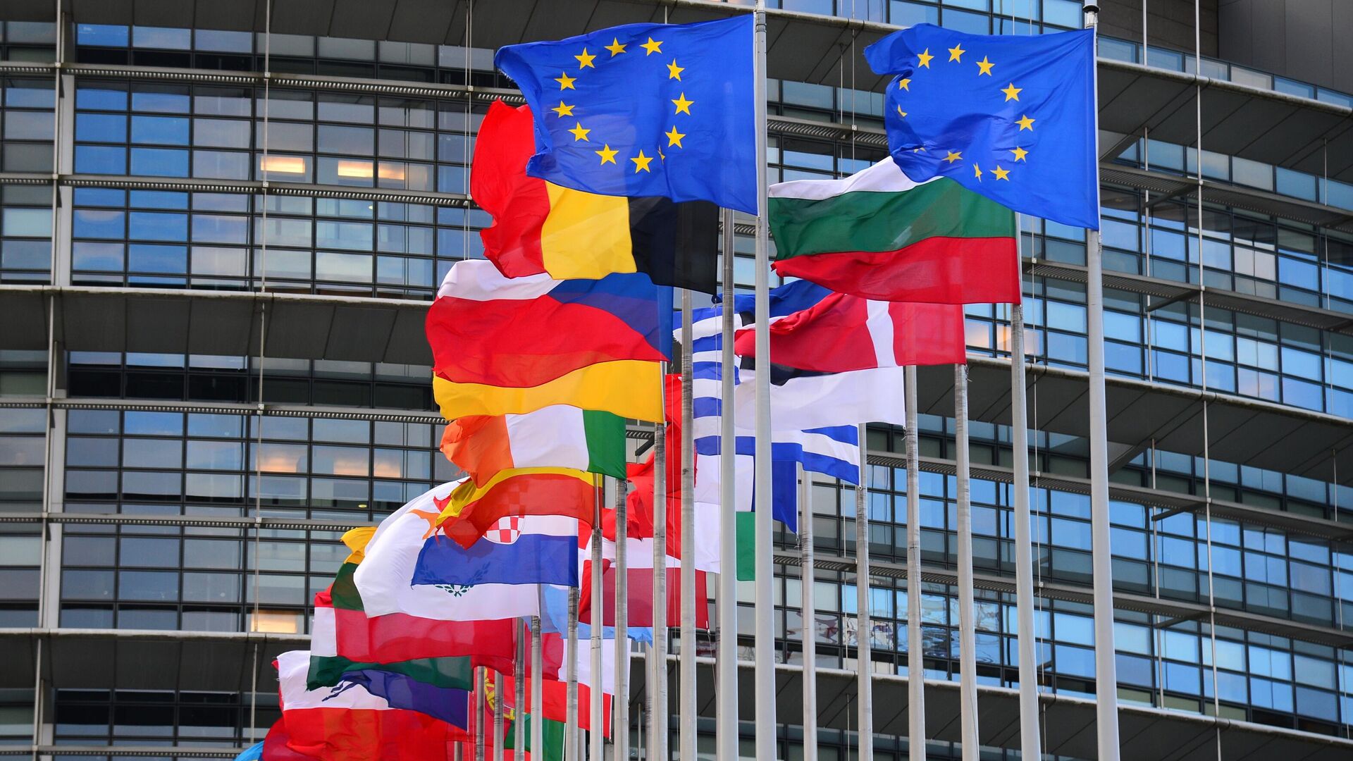 Флаги стран Евросоюза перед главным зданием Европейского парламента в Страсбурге - РИА Новости, 1920, 14.10.2020