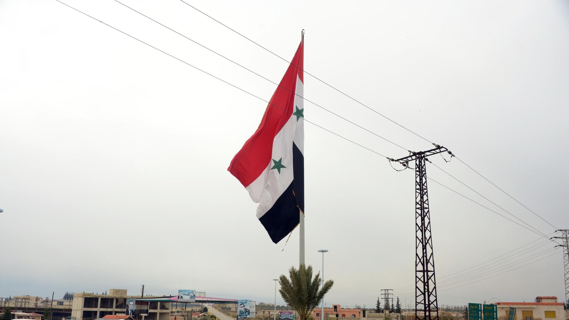 Сирийский флаг в освобожденном от боевиков городе Мааррат-эн-Нууман - РИА Новости, 1920, 30.05.2022