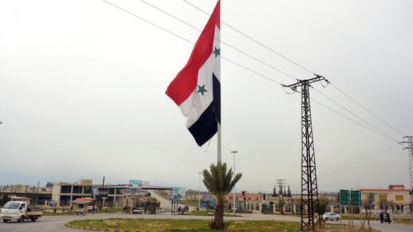 Сирийский флаг в освобожденном от боевиков городе Мааррат-эн-Нууман