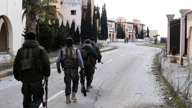 Сирийские военные в южной сельской местности Алеппо