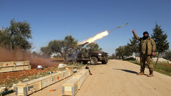 Боевики запускают ракету по позициям сирийского правительства в провинции Идлиб