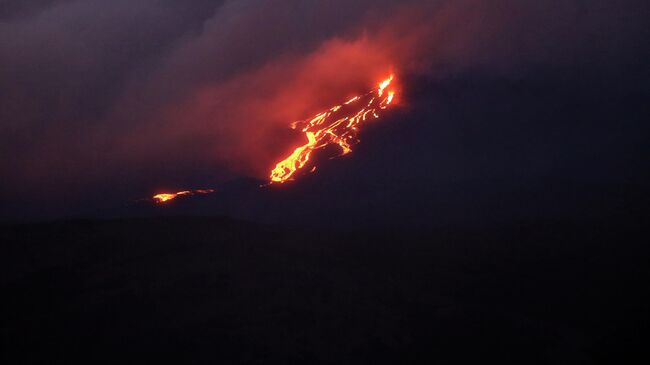 Извержение вулкана Питон-де-ла-Фурнез на острове Реюньон в Индийском океане. 10 февраля 2020