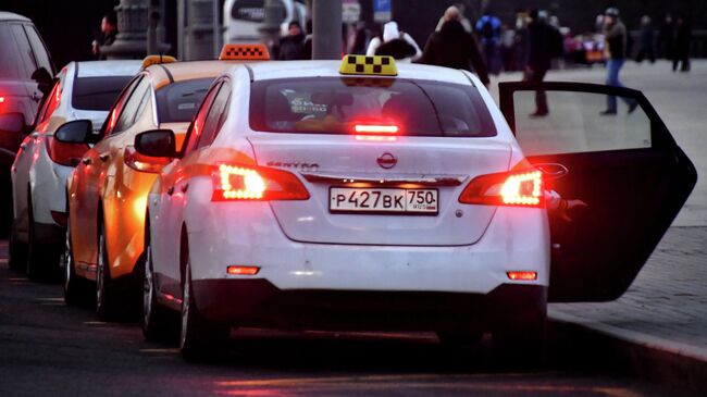 Автомобили такси в Москве. Архивное фото