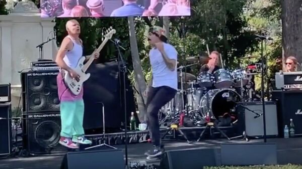 Выступление группы Red Hot Chili Peppers на мероприятии в Беверли-Хиллз