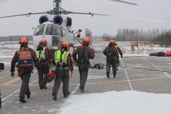 Экипаж вертолета готовится к вылету