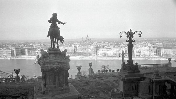 Вид с набережной на освобожденный Будапешт