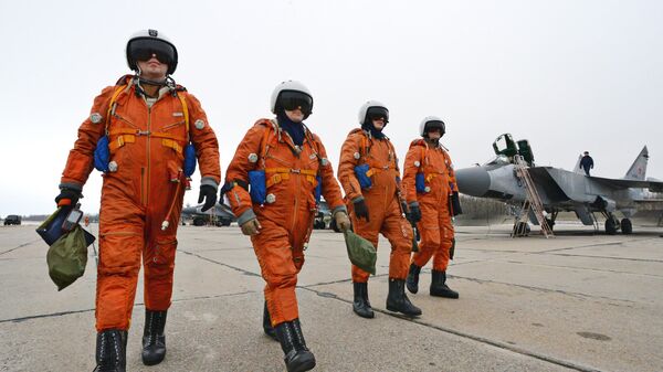 Пилоты ВКС РФ на летном поле аэродрома Центральная Угловая